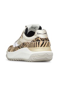 Sneaker con una base bianca e beige, caratterizzati da un motivo a strisce di tigre e dettagli dorati. La parte superiore testurizzata contrasta con una suola liscia.