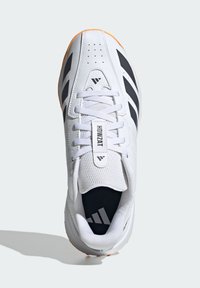 Scarpe sportive bianche con strisce nere, linguetta in rete e suola arancione. Presentano un collo imbottito e una superficie testurizzata per migliorare la presa.