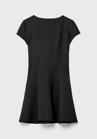 Robe noire à manches courtes avec jupe évasée et détails de coutures, vue de dos sur un fond gris clair uni.