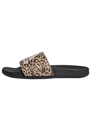 Sandale à glissière en imprimé léopard avec une base noire, dotée d'une large sangle et d'une surface texturée pour l'adhérence. Marque visible sur la sangle.