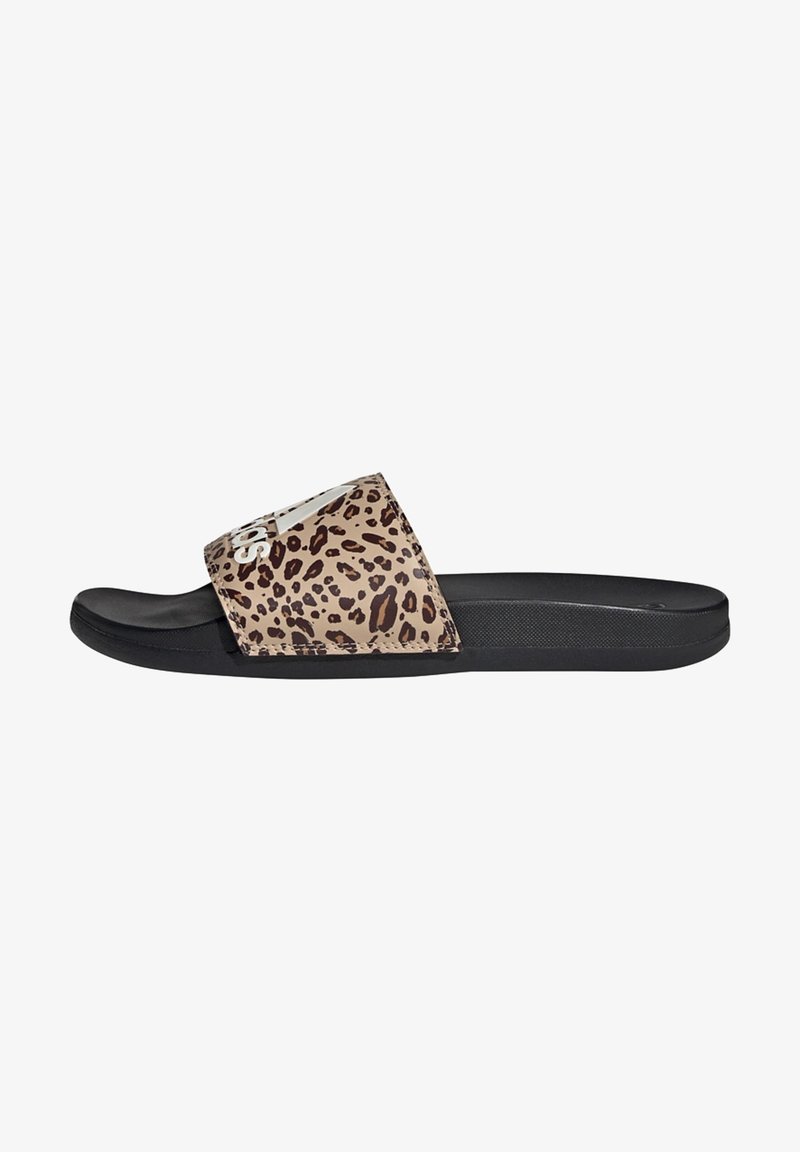 Chinelo slide com estampado de leopardo e base preta, apresentando uma tira larga e superfície texturizada para maior aderência. Logótipo visível na tira.