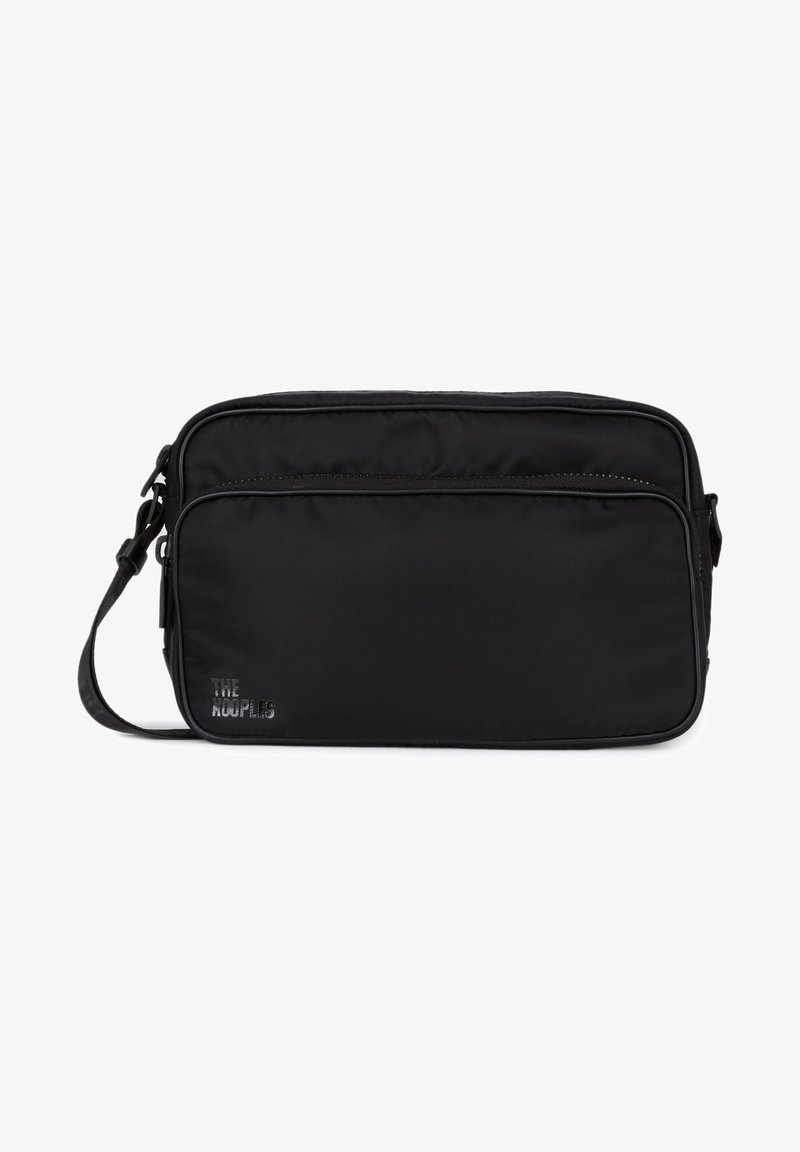 Borsa a tracolla in nylon nero con tracolla regolabile, forma rettangolare, chiusura con zip superiore e tasca frontale. Presenta un dettaglio logo discreto.