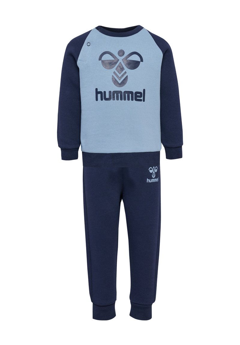 Niebieski i granatowy dwuczęściowy dres dla dzieci. Bluza z raglanowymi rękawami, z nadrukowanym logo; dopasowane spodnie z elastycznymi mankietami i detalem z logo.