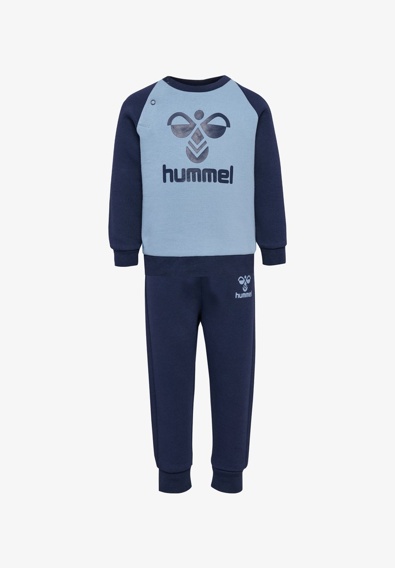 Niebieski i granatowy dwuczęściowy dres dla dzieci. Bluza z raglanowymi rękawami, z nadrukowanym logo; dopasowane spodnie z elastycznymi mankietami i detalem z logo.