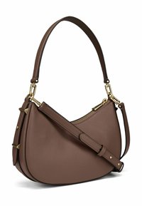 Borsa a mano in pelle marrone con forma arrotondata, caratterizzata da una superficie texturizzata, hardware in tonalità oro e una tracolla regolabile. Chiusura con zip sulla parte superiore.