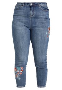 Džínové kalhoty s vysokým pasem v modré barvě, s přiléhavými nohavicemi. Na dolní levé a pravé straně mají barevnou květinovou výšivku.