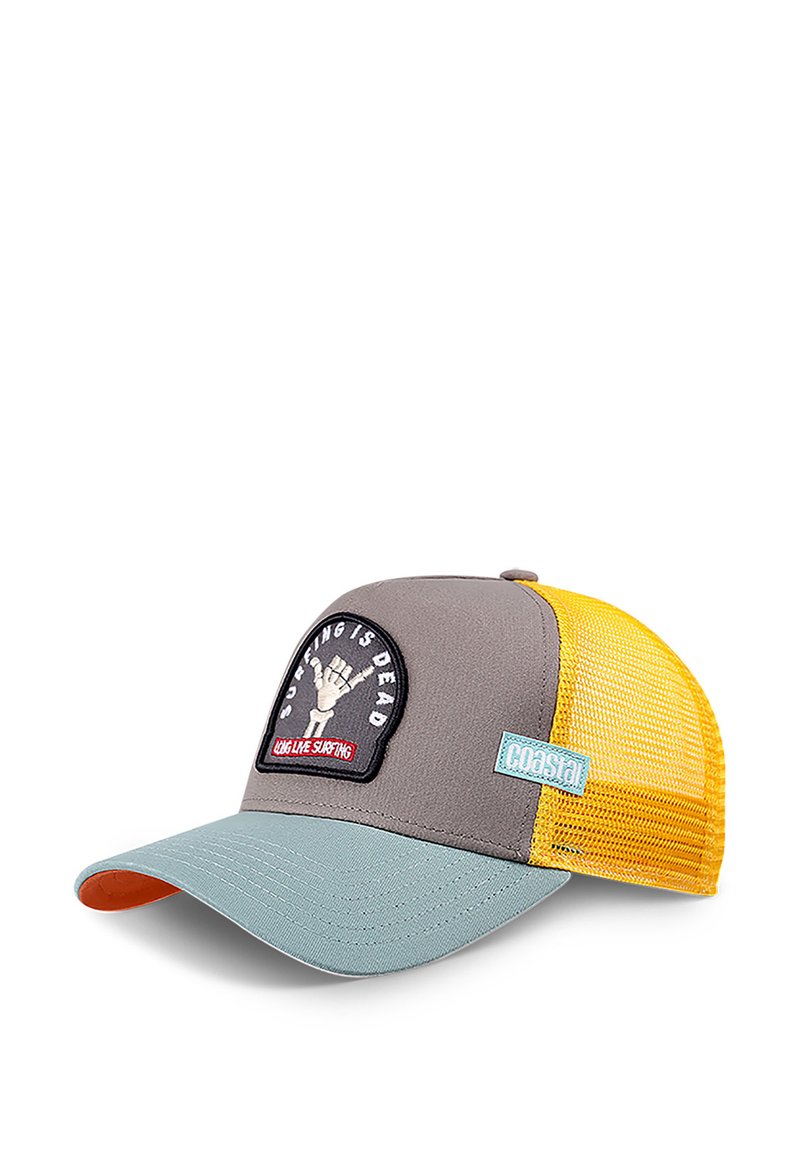 Cappellino da camionista con un pannello frontale grigio, sottobosco arancione della visiera, lati in rete gialla e una toppa con testo e grafica.