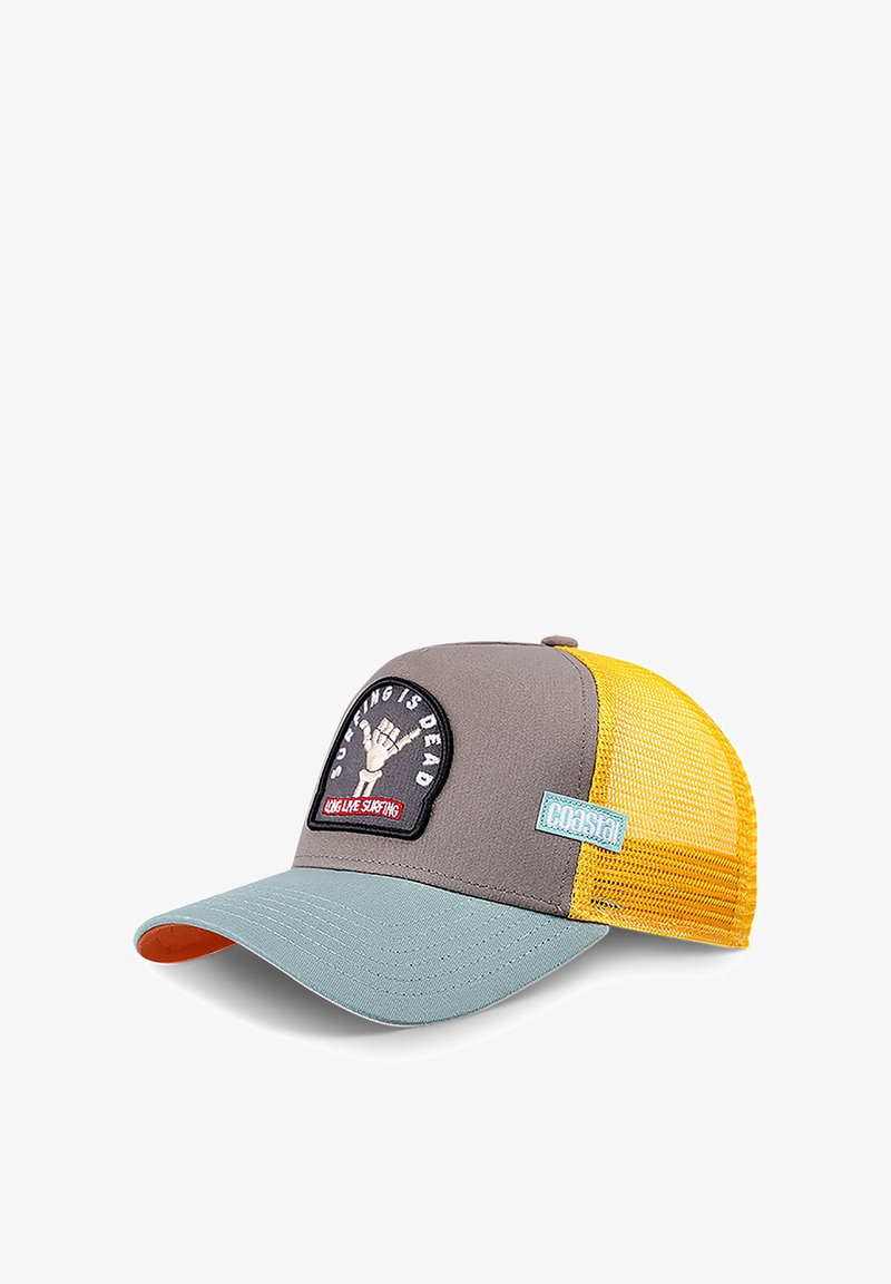 Cappellino da camionista con un pannello frontale grigio, sottobosco arancione della visiera, lati in rete gialla e una toppa con testo e grafica.