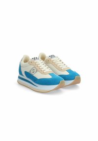 Sneakers blu e beige con tomaia in tessuto testurizzato, dettagli in suede, lacci piatti e suola spessa bianca e azzurra. Dettaglio a scacchi sopra.