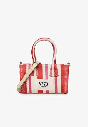 Pequeño bolso rectangular con rayas verticales en rojo, rosa y blanco, asas cortas, correa beige para el hombro y etiqueta "V°73 Venezia" en el frente.