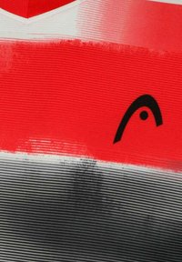 Tejido de patrón rojo y blanco con líneas horizontales que transicionan a negro; incluye un pequeño detalle de logo negro. La textura parece suave.