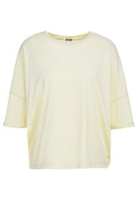 Camiseta oversize de color amarillo claro, fabricada en algodón suave. Presenta un escote redondo, mangas cortas con puños enrollados y un acabado ligeramente texturizado.