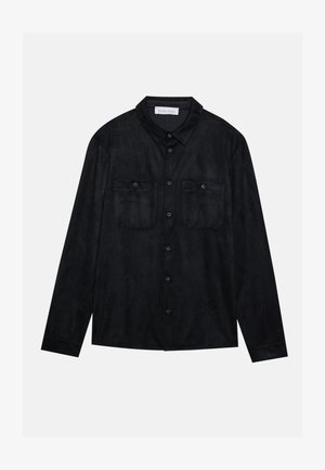 Camicia nera in suede a maniche lunghe con colletto a punte, due tasche sul petto e una leggera texture. Presenta bottoni abbinati e una vestibilità rilassata.