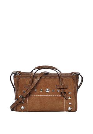 Borsa in camoscio marrone con numerose borchie metalliche, cuciture a contrasto, due manici superiori e una tracolla regolabile. Forma rettangolare.