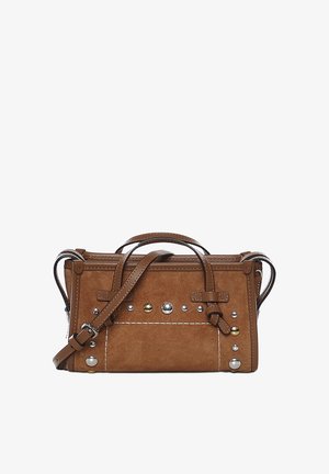 Borsa in camoscio marrone con numerose borchie metalliche, cuciture a contrasto, due manici superiori e una tracolla regolabile. Forma rettangolare.