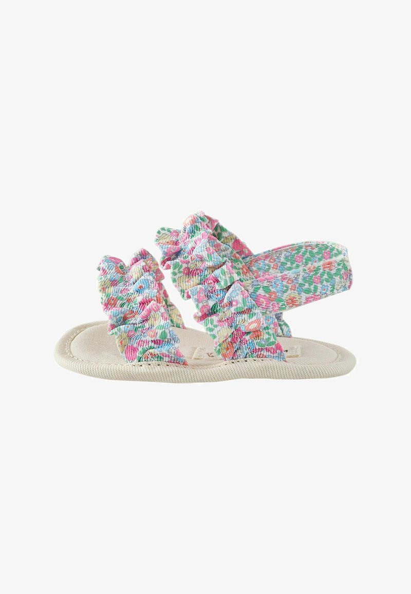 Sandale plate enfant avec semelle crème et brides en tissu floral multicolore ornées de détails froncés.