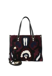 Borsa a tracolla ricamata in velluto bordeaux scuro con manici in pelle nera. Presenta un colorato motivo floreale, dettagli in oro e una tracolla removibile.