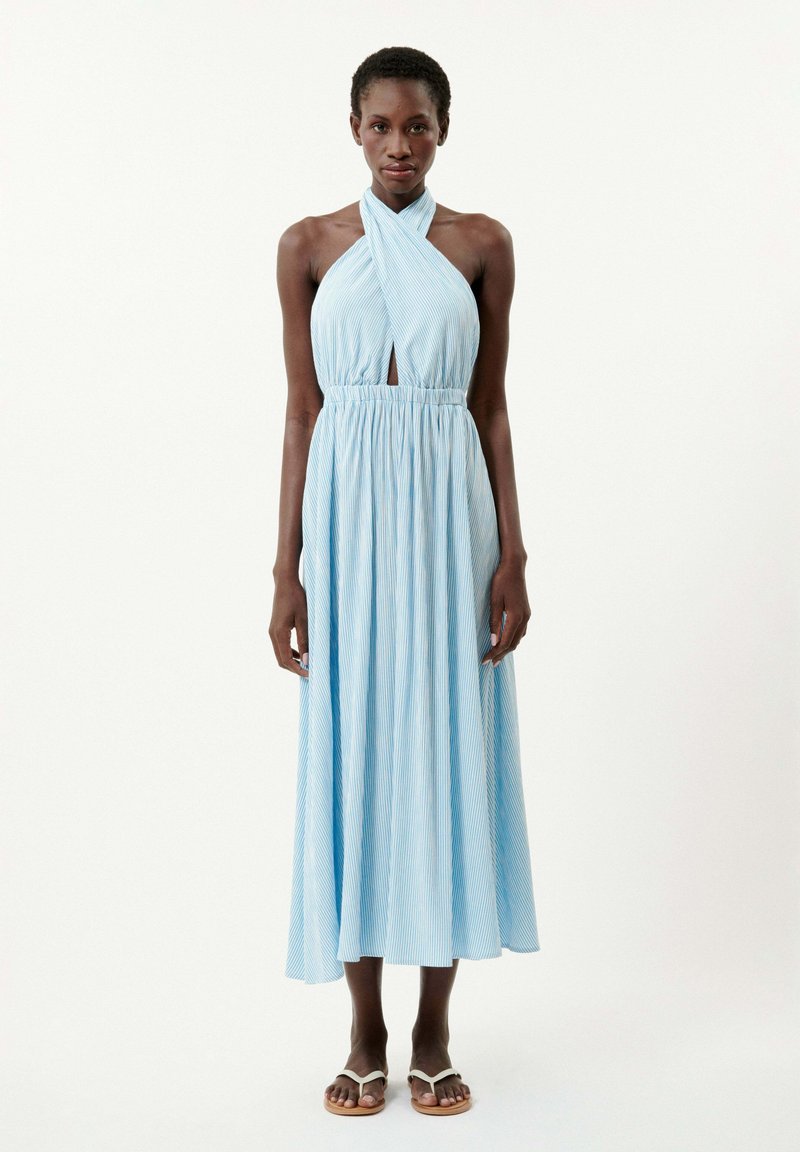 Blau gestreiftes Halsbandkleid mit einem Schlüsselloch-Ausschnitt, elastischem Taillenbund und fließendem Rock. Kombiniert mit einfachen weißen Sandalen.