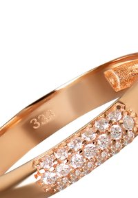 Bague en or rose avec un design incurvé, ornée de plusieurs cristaux ronds transparents et gravée du numéro 333.