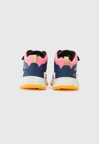 Sneaker mit navy-Obermaterial, pinken Akzenten und weißer Sohle. Verfügt über ein strukturiertes Design, einen gepolsterten Kragen und eine orangefarbene Laufsohle.