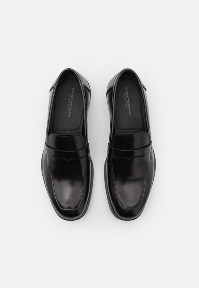 Schwarze Lederloafers mit glänzender Oberfläche, quadratischer Zehenpartie und minimalen Nähten. Enthält ein dekoratives Band über der Oberseite.