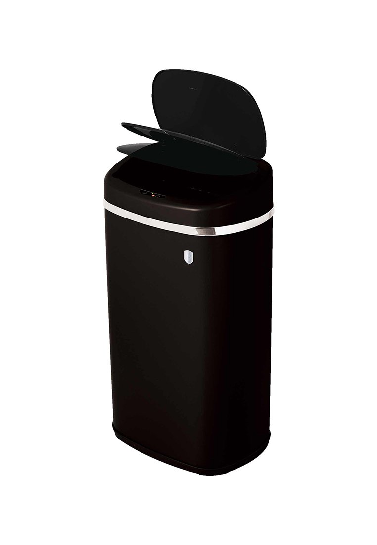 Černý, cylindrický, automatický odpadkový koš s křivkovým víkem a stříbrným akcentem. Má hladký povrch a senzor pro bezdotykový provoz.