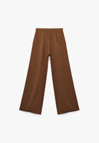 Pantalones anchos marrones confeccionados en un material liso y texturizado con una cinturilla alta y dos pliegues frontales. Fit casual y relajado.