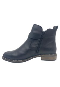Botte de cheville en cuir noir avec fermeture éclair, détails cousus autour de la semelle et un petit talon empilé. Texture lisse avec une forme structurée.