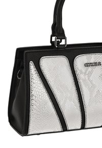 Mustasta nahasta valmistettu käsilaukku hopeanvärisillä käärmekuvioisilla yksityiskohdilla, jämäkkä rakenne, kaksinkertaiset kahvat ja metallinen logo edessä.
