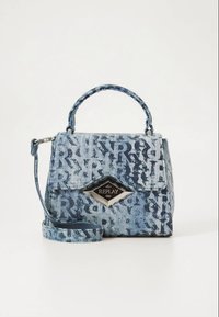 Borsa in denim con forma strutturata, tonalità blu, stampa del logo e tracolla removibile. Presenta un logo diamantato in metallo sulla parte anteriore.