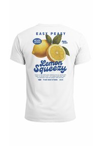 Weißes Kurzarm-T-Shirt mit einem bunten Zitronenmotiv, blauen Text und grünen Blättern, sowie einem vintage-inspirierten Druck auf der Rückseite.