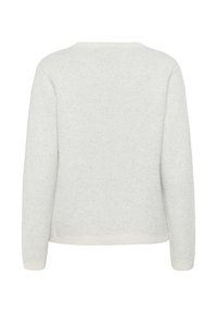 Pull en maille texturée gris clair avec un tissu doux. Présente un col rond simple et des manches longues. Accents de paillettes subtils partout.