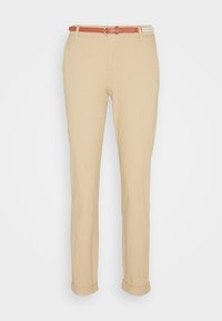 Beige chino kalhoty s ohnutými manžetami, vyrobené z měkké bavlny, s úzkým hnědým opaskem s kulatou kovovou sponou a dekorativním bílým prošíváním.