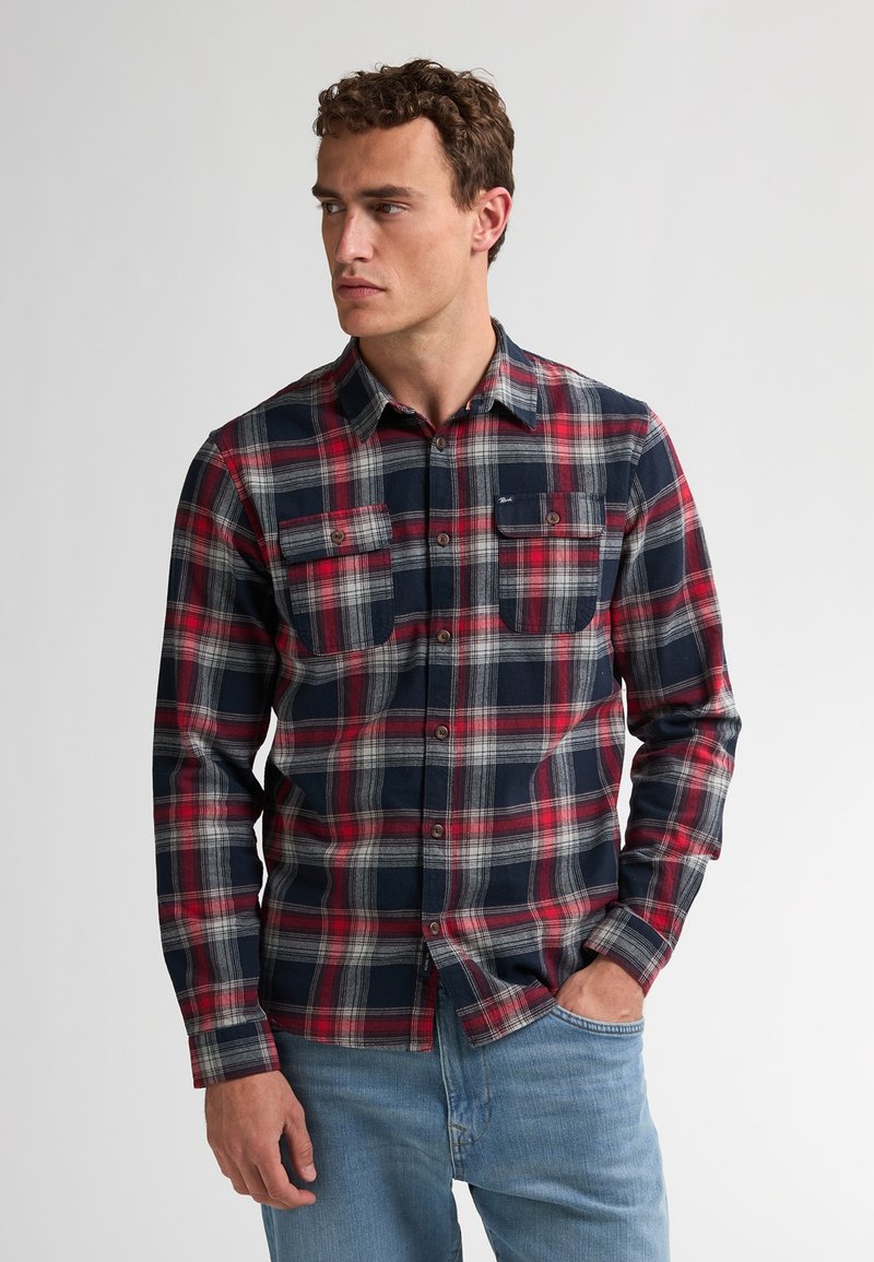 Rood, marineblauw en grijs geruit flanellen overhemd met lange mouwen, button-down kraag en twee borstzakken. Zachte stof met een ruitpatroon.
