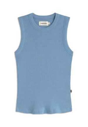 Top de tirantes de punto acanalado en azul claro con escote redondo, pequeña etiqueta lateral y etiqueta "THINKING MU" dentro del cuello.