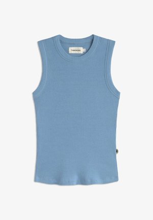 Débardeur en maille côtelée sans manches de couleur bleu clair, avec col rond, petite étiquette latérale et étiquette "THINKING MU" à l'intérieur du col.