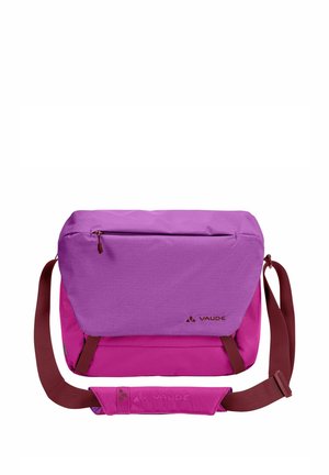 Sacoche messager Vaude violet et rose avec bandoulière réglable bordeaux et poche avant zippée sur fond blanc.