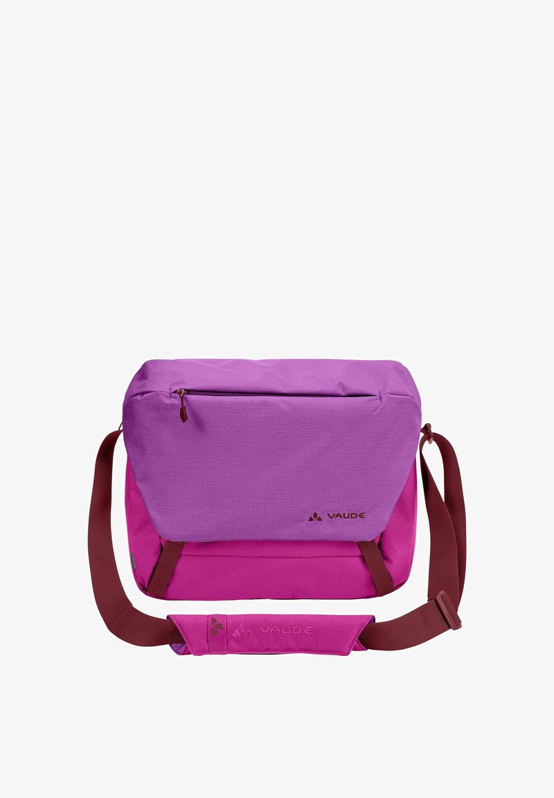 Sacoche messager Vaude violet et rose avec bandoulière réglable bordeaux et poche avant zippée sur fond blanc.