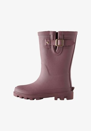 Lila Gummistiefel mittlerer Höhe mit strukturierter Oberfläche, dekorativem seitlichem Riemen, goldener Schnalle und Profilsohle für besseren Halt.
