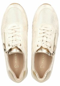 Kremowe sneakersy z perforowanym zamszem i metalicznymi akcentami. Posiadają sznurówki, boczny zamek błyskawiczny oraz teksturowaną wkładkę z logo.