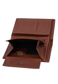 Braune Lederbrieftasche geöffnet, zeigt leere Kartenfächer und ein offenes Münzfach mit einer sichtbaren Münze darin.