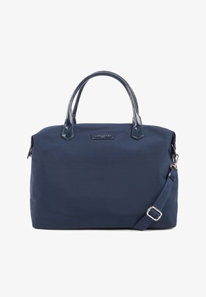 Sac à main en nylon bleu marine avec poignées et bandoulière en cuir verni, quincaillerie en métal, forme rectangulaire et détail du logo à l'avant.