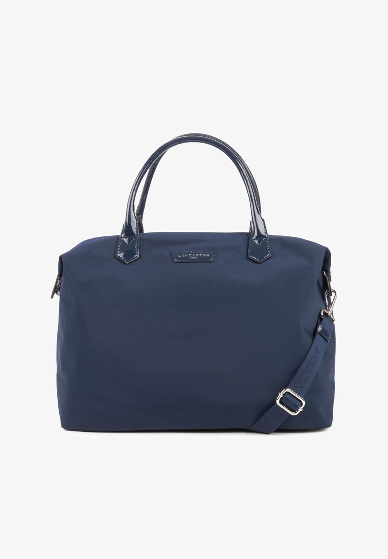 Sac à main en nylon bleu marine avec poignées et bandoulière en cuir verni, quincaillerie en métal, forme rectangulaire et détail du logo à l'avant.