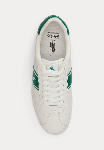 Biela kožená teniska so zeleným bočným pruhom, bielymi šnúrkami a logom Polo Ralph Lauren viditeľným vo vnútri aj na jazyku.