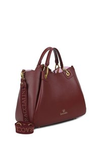 Borsa in pelle bordeaux con hardware oro, doppi manici e tracolla removibile, caratterizzata da testo impresso e dettagli decorativi.