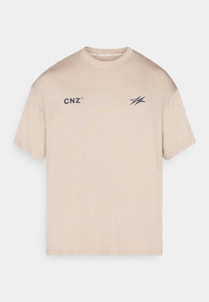 Beidža īsām piedurknēm T-kreklam, kas izgatavots no mīkstas auduma, ar nelielu "CNZ" logo un grafisku akcentu priekšpusē. Klasisks apaļas kakla dizains.