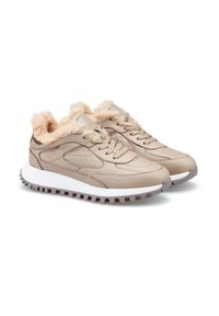 Sneaker in pelle beige con colletto in pelliccia beige morbida, pannelli laterali testurizzati, suola intermedia bianca e suola in gomma marrone con lugs per trazione.