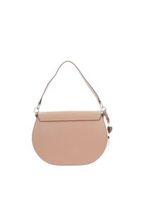 Bolso de mano de cuero beige con forma redondeada, parte superior plana y una única correa de hombro ajustable. Presenta un acento de hardware en tono plateado.