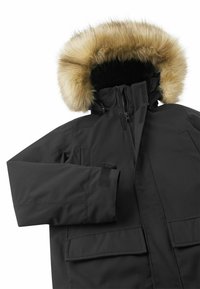 Czarny ocieplany parka z kapturem podszytym sztucznym futrem, dwoma przednimi kieszeniami i regulowanymi mankietami. Gładka, matowa powierzchnia z zabezpieczonym zapięciem na zamek.