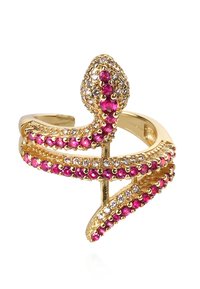 Bague en ton or en forme de serpent, ornée de strass roses et transparents dans un design en torsion, mettant en valeur des surfaces texturées et des accents.